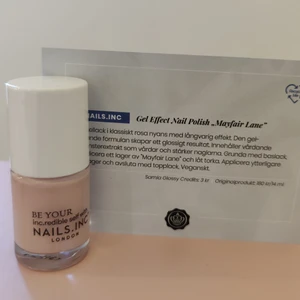 NAILS.INC Ljusrosa Gel Effect Nagellack🌸 - NAILS INC Gel Effect Nail Polish i färgen Mayfair Lane 10ml ifrån glossybox 🌸 säljer pga kommer ej att använda, superfint geleffekt nagellack som har fått bra recensioner! Orginalpris för 14ml - 180kr. Självklart oanvänt. Samfrakt tillgänglig 💗 