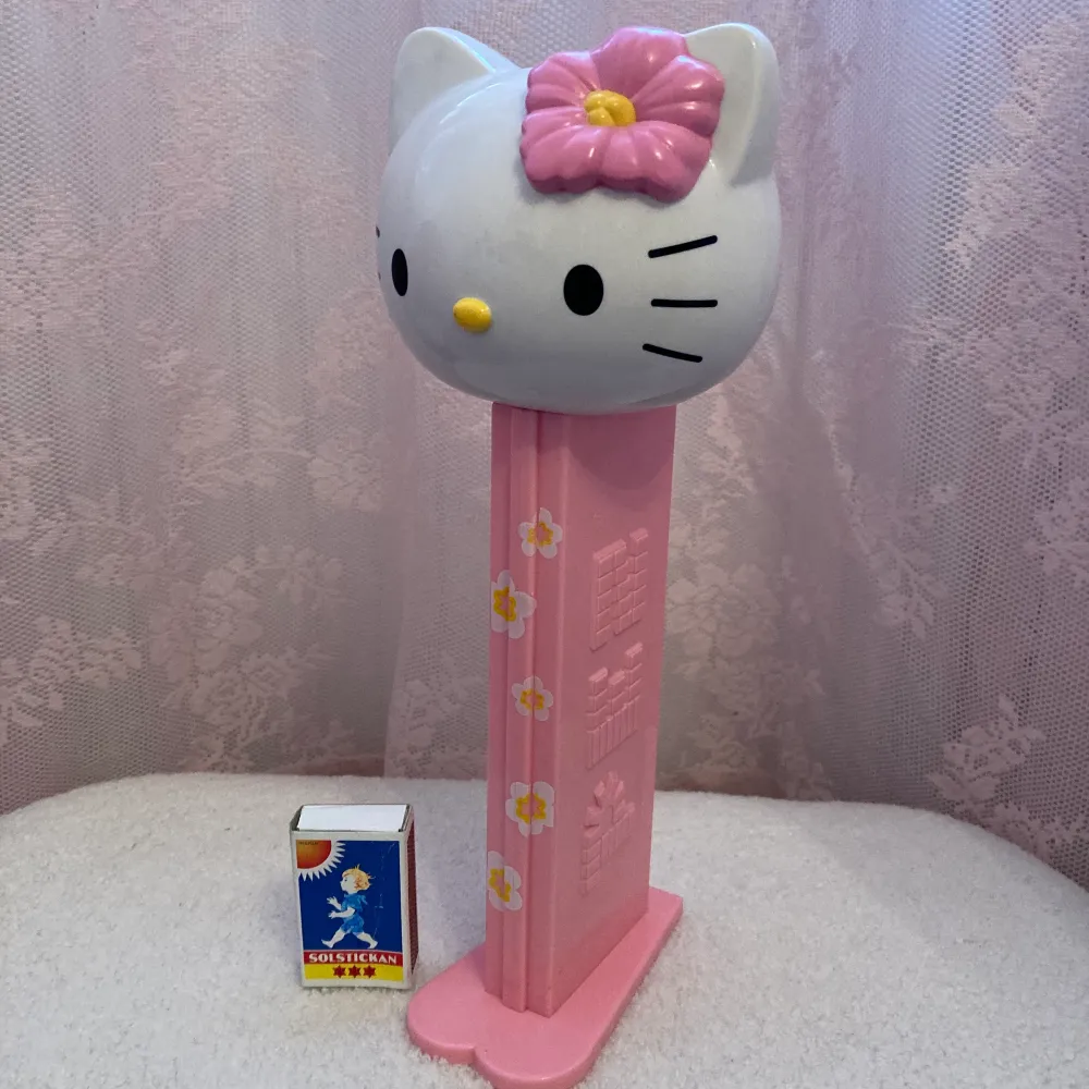 En jättestor PEZ figur samlarobjekt i form av Hello Kitty (tändsticksask för referens) licensed sanrio tillverkad 2008. 14 år gammal så det förekommer en del repor men fortfarande jättefin att ha i hyllan/ som decor. (Säljer då jag redan har en likadan xD)                                    Frakt 57kr eller avhämtning i Borås. Övrigt.