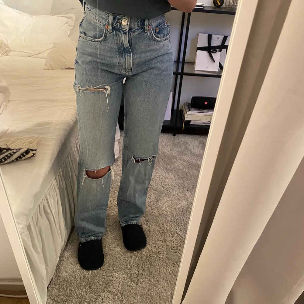 Säljer ett par ljusa håliga jeans från Gina! De är i storlek 34 men skulle även säga att de passar 36🤍🤍. Jeans & Byxor.