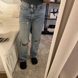 Säljer ett par ljusa håliga jeans från Gina! De är i storlek 34 men skulle även säga att de passar 36🤍🤍