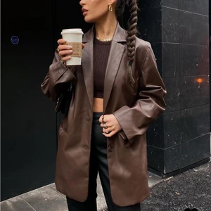 Oversized PU blazer - Oversized pu blazer från motelrocks i färgen brun. Säljer pga att den inte kommer till användning och har används 2-3 gånger. Köpt från motelrocks för 800 kronor säljer för 250.
