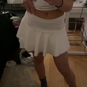 Sommar kjol  - Säljer denna fina vita kjol från Nelly! Den har inbyggda shorts som inte syns fram eller bak 