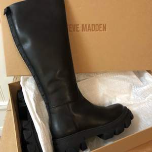Jag säljer mina helt nya och oanvända Steve Madden boots på grund av fel storlek. Skorna är i original förpackning, 100% skinn. Köparen står för frakten.