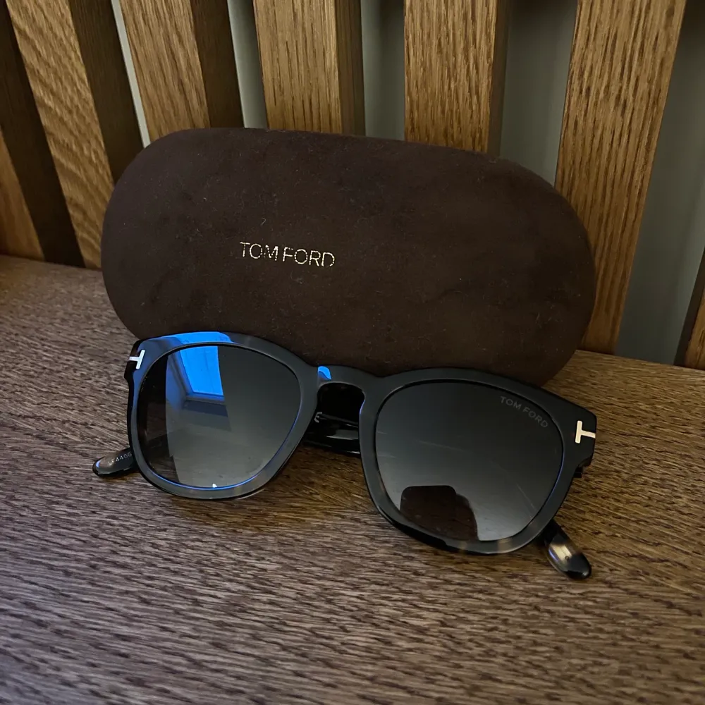 Säljer mina solglasögon från Tom Ford. Köpt på Santorini på Sunglasshut för ca ett år sedan. Använda ca 10 gånger. Inga slitningar. Köpt för 2800kr. Färgen är ”brun-spräckliga”. Möts upp på Karlaplan eller Östermalmstorg, annars frakt.. Accessoarer.