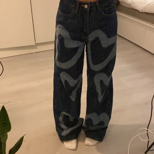 Jeans  - Säljer dessa jeansen från shein de har använts ca 3-4 gånger (säljer åt en kompis). De står i byxorna att de är i storlek xs men de passar någon i S mycket bättre💗 