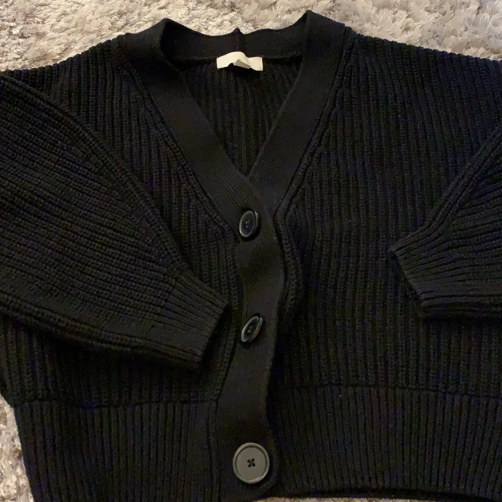 Stickad tröja / kofta med knappar. Färgen svart storlek XS. Tröja från H&M, används väldigt sällan.💓. Tröjor & Koftor.