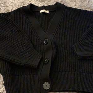 Stickad tröja / kofta med knappar. Färgen svart storlek XS. Tröja från H&M, används väldigt sällan.💓