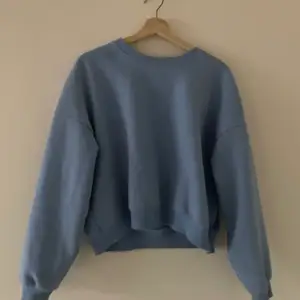 Blå mysig sweater, sparsamt använd, säljs pågrund av att den knappt använda och kan göra sig bättre i någon annans garderob :))