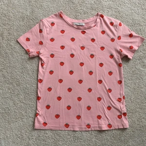 rosa tröja med jordgubbar från Pull&Bear - En jätte fin tröja från Pull&Bear i stolek Xs! Som tyvärr aldrig kom till användning💗 jätte bra skick!!🤩fråga om flera bilder( köparen står för frakten)
