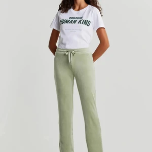 Gröna Cecilia Velour byxor  - Säljer ett par gröna Cecilia Velour mjukisbyxor från Gina tricot för 129kr och med frakt 195kr! I bra skick och använda fåtal gånger! 🥰🥰