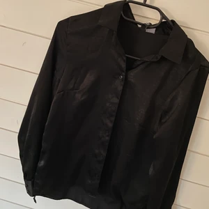 Silkes Skjorta - Snygg enkel silkes skjorta storlek 34