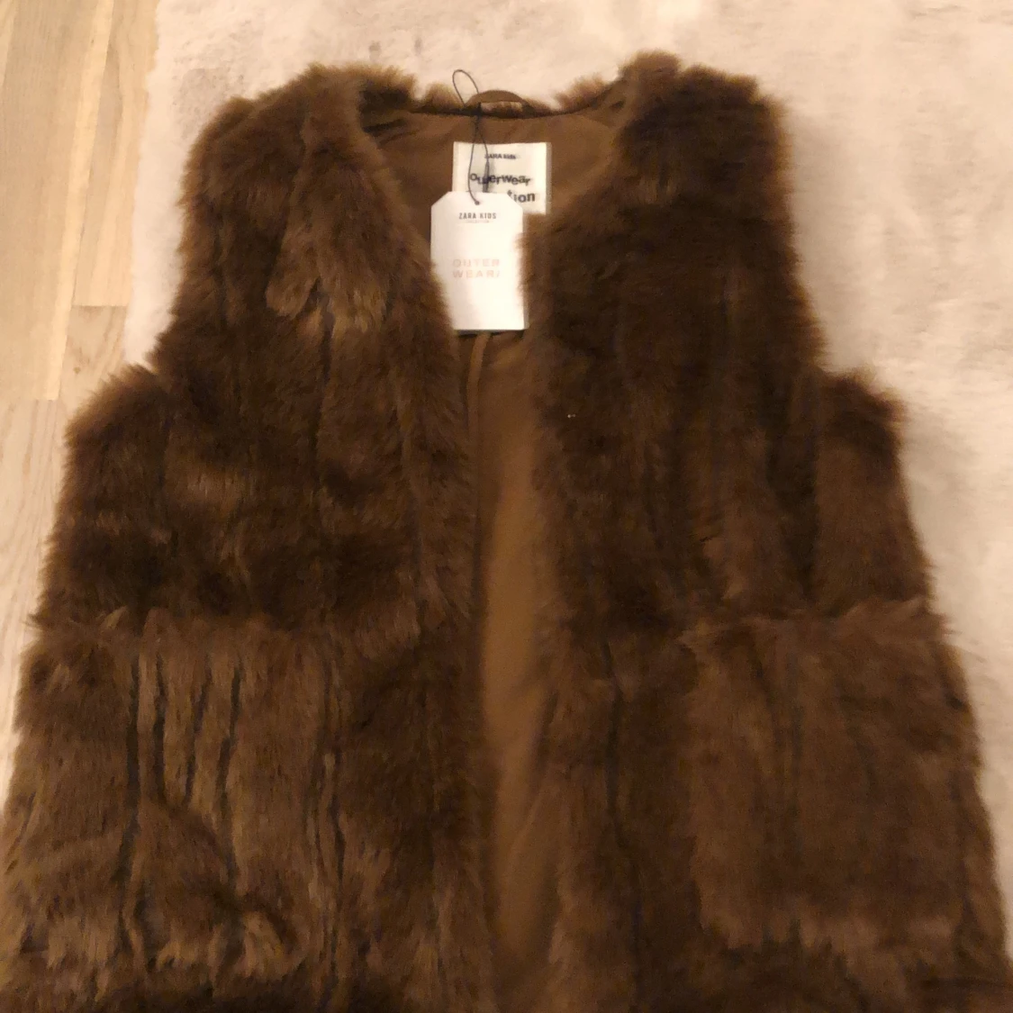 Faux fur väst från Zara strl 140