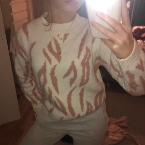 Gosig sweatshirt Na-kd  - Säljer en gosig mönstrad sweatshirt ifrån NA-KD i storlek Xs, bra skick, säljer för 110 + frakt!! 🙌🤍💕