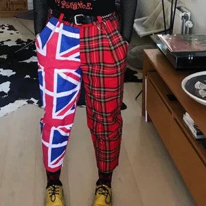 Split leg byxor  - Världens coolaste brallor 🇬🇧🧷 Från Love Too True ca 2018. Storlek UK12/EU40 men ganska liten i storleken ♥️ Sitter hur snyggt som helst och kan funka på mindre storlekar med ett snyggt skärp. Näst intill oanvända 