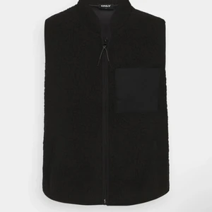 Teddy väst  - Säljer min svarta Teddy väst som är köpt från zalando (märke: only) i storlek S. Den är använd men i väldigt bra skick utan några skador. Nypris 350kr. Köparen får stå för frakt:) Köp direkt för 200kr, budningen måste öka med minst 10kr, den ligger på 170 nu!