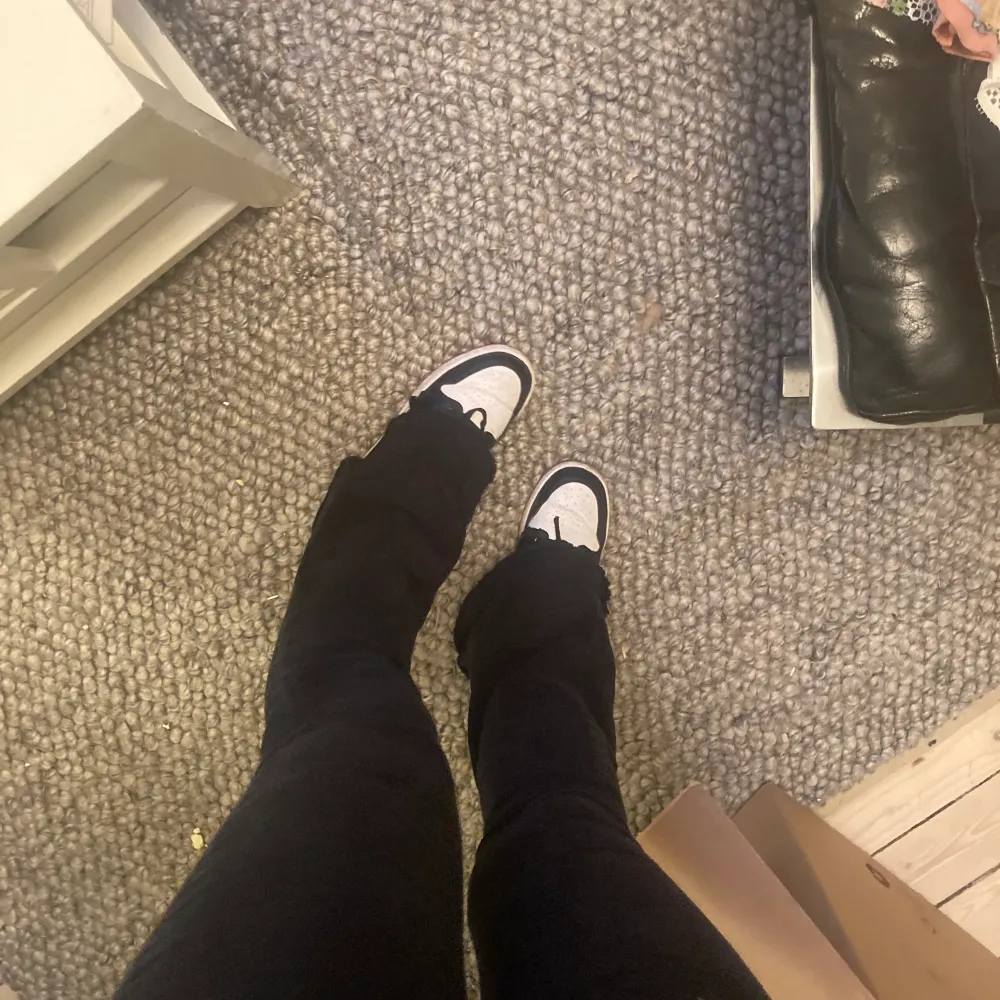 Svin snygga svarta boutcout jeans från Ginatricot!!🥰. Jeans & Byxor.