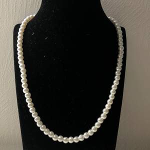 Superfint halsband med vaxade vita pärlor och elastisk tråd.                                        Förlängningskedja och frakt ingår i priset!💗
