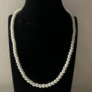 Superfint halsband med vaxade vita pärlor och elastisk tråd.                                        Förlängningskedja och frakt ingår i priset!💗