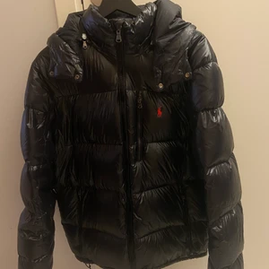 Polo Ralph Lauren Jacka Strl. L - Polo Ralph Lauren Jacka Strl. L (passar även M). Använd ett fåtal gånger. Nypris 4399 kr. Köparen står för eventuell frakt.