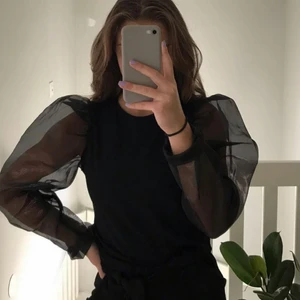Festtopp!!🥳 - Jättesnygg svart topp som är svart med puffärmar av mesh, köpt på GinaTricot och aldrig använd!💕