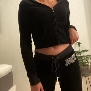 Juicy couture  - Super fint sett från juicy couture som inte längre kommer till användning. Byxorna är i princip helt nya. Dock är koftan skavd längst ut på ärmarna. Kan skicka ytterligare bild vid intresse. Annars i toppen skick! Köparen står för frakt på 66kr och det skickas spårbart🥰