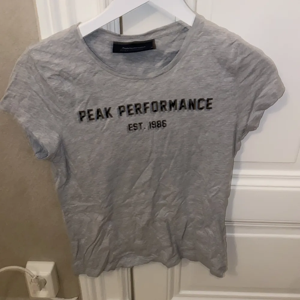 Säljer min Peak Performance T-shirt i storlek XS, använd nån gång bara🥳. T-shirts.