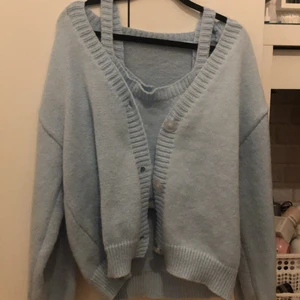 Oanvänd cardigan - Säljer denna superfina stickade pastellblåa koftan+linne då den inte används. Skön i materialet.