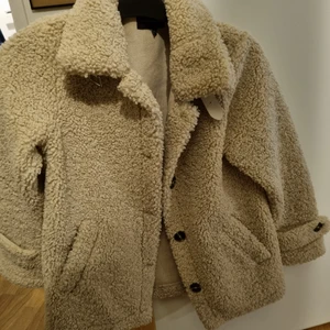 Jacka - En fin jacka i ett fint skick med en massa snygga detaljer. Storlek xs men passar även S. 