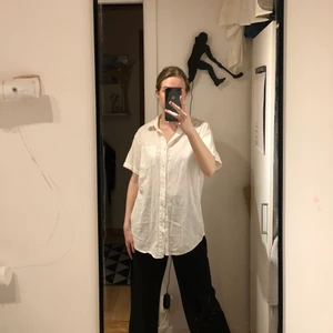 Linneskjorta - Säljer den här linneskjortan i storlek S som knappt är använd. Säljer den för 50kr+frakt!💚 