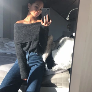 Grå tröja i strl 34 - Mysig of shoulder tröja i strl 34☀️✨