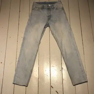 Ett par ljusblåa weekday jeans. Modell: Barrel. Storlek:  27/32. Använda ett fåtal gånger. 