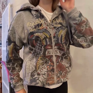 Ed hardy tröja  - En ed hardy liknande tröja i jättefint skick, passar mig som har storlek S-M😽😽💞 köp direkt för 800