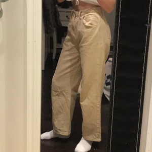 Shein Jeans - Beiga jeans från shein. I lös passform. Utsvängda och lite vida. Lite stora i midjan för mig. St S. 