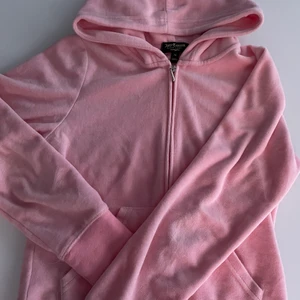 Juicy couture tracksuit - Säljer mitt älskade rosa juicy sett💗💗 säljer pågrund av att behöver pengar och för att den inte passar mig bra😫använt 2-3 gånger! Ett litet hål vid rumpan som jag har sytt igen säkert men annars är settet i jättebra skick💗💕 passar någon som är lite längre än 1.60! Står storlek M men skulle definitivt säga att den passar en stor XS och S🥰🥰 Köparen står för frakten och den är inte inklusive priset, för mer bilder skriv privat🥰💕💗 HÖGSTA BUD: 750kr