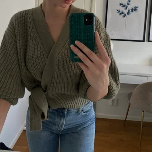 Stickad tröja från Zara - Supermysig stickad grön tröja från Zara, säljer då jag inte använder den. I nyskick. 