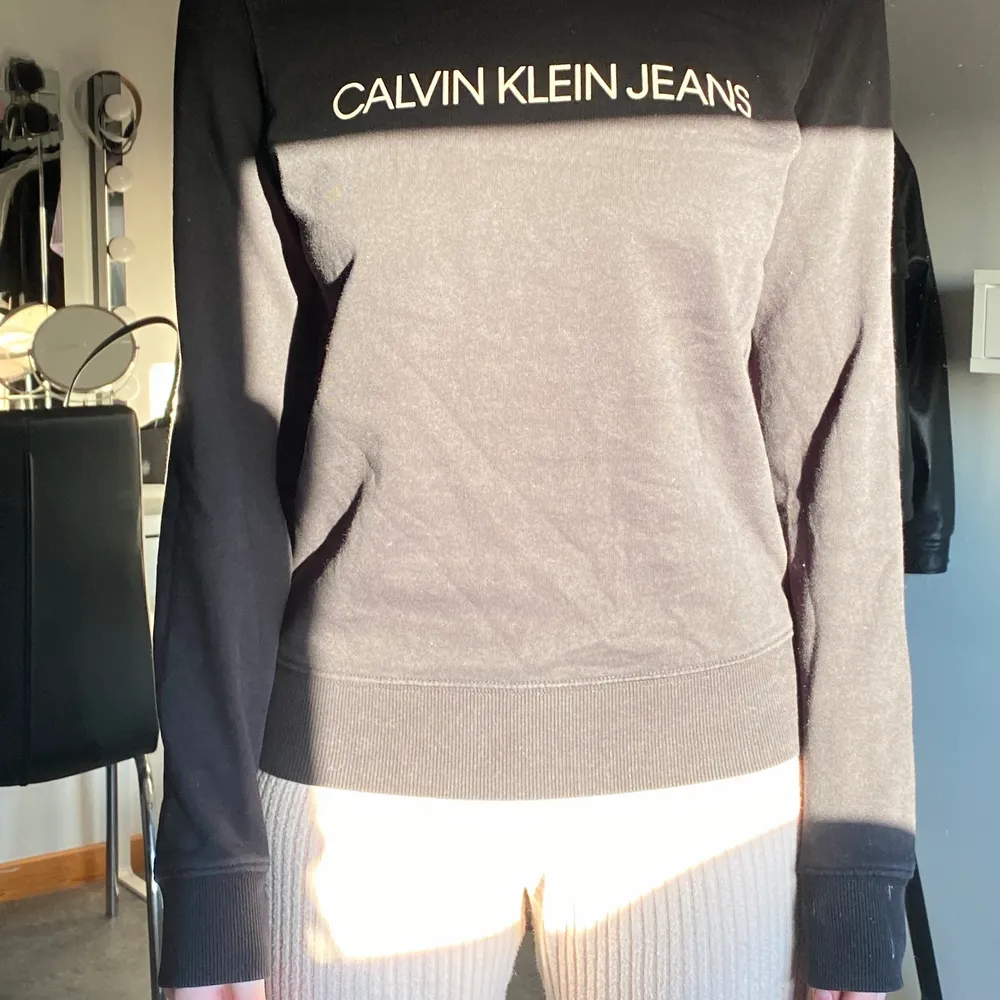 Svart enkel sweatshirt med ”Calvin Klein Jeans” på bröstet. Nypris 879kr. Passar XS/S. Tröjor & Koftor.