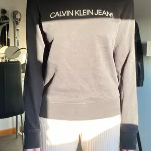 Svart enkel sweatshirt med ”Calvin Klein Jeans” på bröstet. Nypris 879kr. Passar XS/S