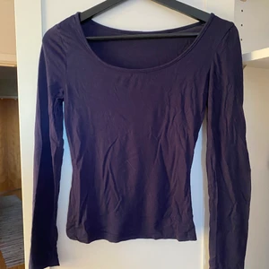 Blå longsleeve - Långärmad tröja i jättefin mörkblå färg, sälj eftersom den inte längre används