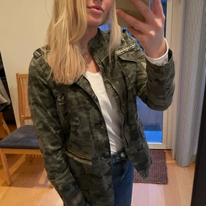 Vårjacka - Trendig vårjacka med många snygga detaljer i mycket bra skick. Från märket CULTURE