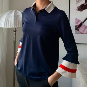 Ganni överdel  - Fin och helt oanvänd från märket Ganni i storleken S. Färgen är marinblå med vita och röda detaljer. Nypris 1695 kr🤍❤️ Köparen står för frakten! 