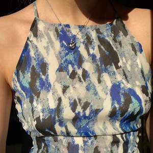 Jättefin blå klänning, enbart använd 1 gång. Uppsydd och passar därför bra om du är 157-161 cm. Säljer för 149kr +frakt.💙