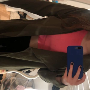 grön kappa från bikbok - Storlek M men passar mig som har storlek S bra (lite oversized), endast använd 1 gång 