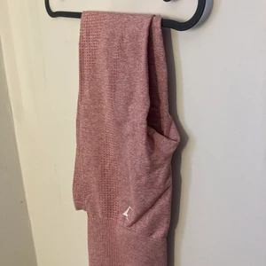 Träningsbyxor/tights  - Träningsbyxor / träningstights från Gymshark size S , säljes pga de tyvärr inte passade mig. I bra skick förutom att det finns ett litet hål mellan benen-därav priset. Det är absolut inget som syns vid användning :) spårbar frakt tillkommer på 66:-. Har ej bild med dessa på 