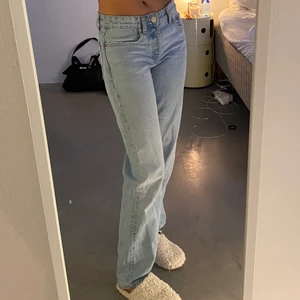 Zara mid jeans straight - Jeans från zara som är helt slutsålda på hemsidan! I storlek 36 och i jättebra skick! Frakt på 66 tillkommer! 💞