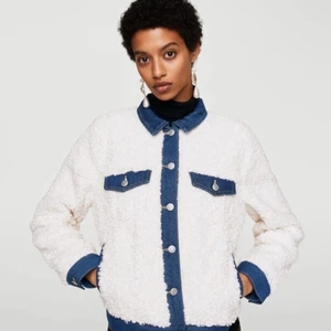 Oanvänd jacka - fårull - Oanvänd jacka från Mango. ’One size’ - passar mig som vanligtvis har S-M i jackor. Utseendet kallas ’Cazadora Sheep’. Misstänker att det är en speciell modell som inte sålts i alla butiker då jag aldrig sett den i en butik eller på någon tidigare. Köptes i London.