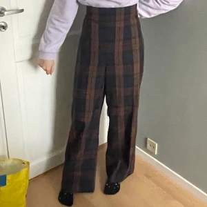 Zara Rutig - Strl. M/L är för stora för mig då längden passar perfekt. passar någon som har större storlek runt midjan. Jag är 170cm och har S i midjan. Denna byxa är mer i M/L. L när det dka sitta lite tajt, M för någon som vill ha det lite lösare. 