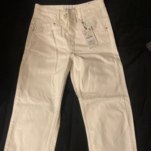 Zara jeans - Vita jeans från zara🤍 helt nya!