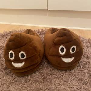 Tofflor som ser ut som 💩-emojin haha:) fint använt skick!