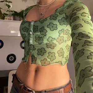 Grön tröja - Grön tröja med utsvängda armar! Sparsamt använd! Storlek XS!💚