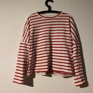 Randig tröja - Oversized tröja i storlek medium. Sparsamt använd. Fler bilder kan fås vid intresse! 50kr + frakt 